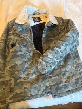 Men's Camouflage Sherpa-Lined Trucker Jacket - Green Camo
